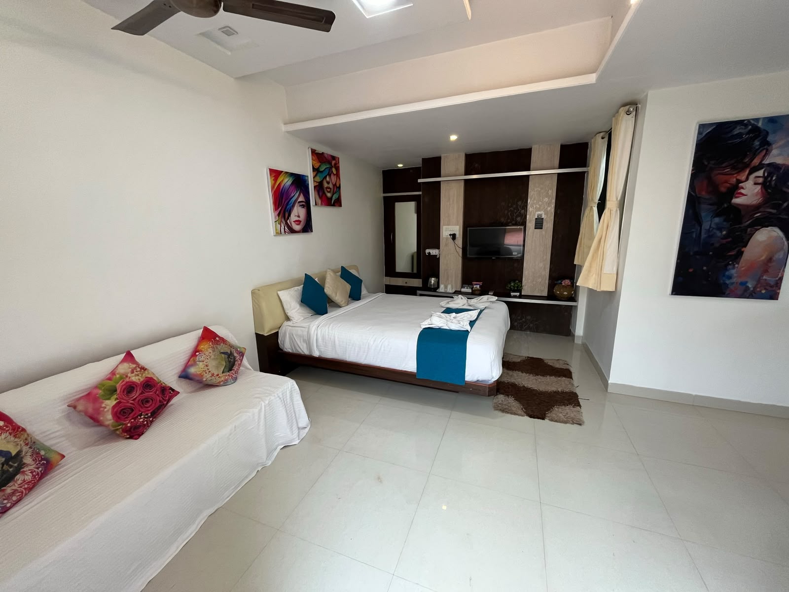 Executive couple room lounge area