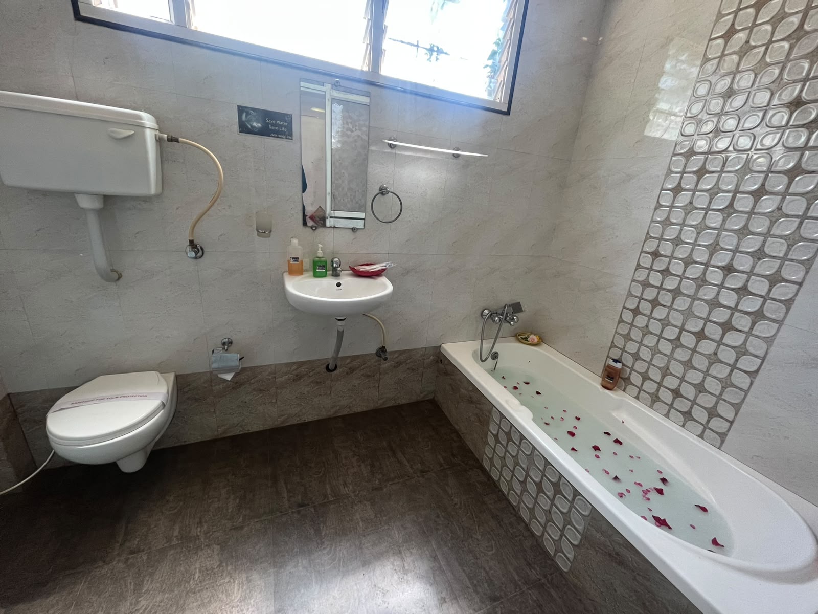 Executive couple room bathroom details